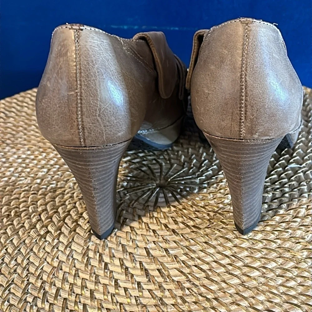 Women’s Anthropologie Miss Albright Leather Upper Bow Peep Toe Heels Size 8